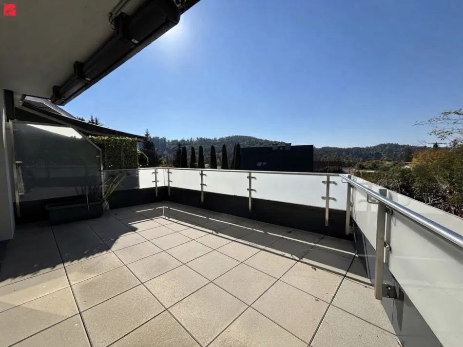 Sonnige Terrasse mit elektrischer Markise