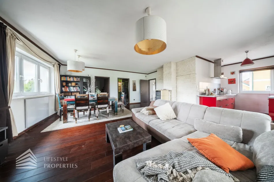 Mehr als ein Haus: stilvoll möbliertes Familiendomizil mit 42,1 m² Parkett-Wohnküche, Master-Suite & Wellness-Garten – nahe Wien - Titelbild