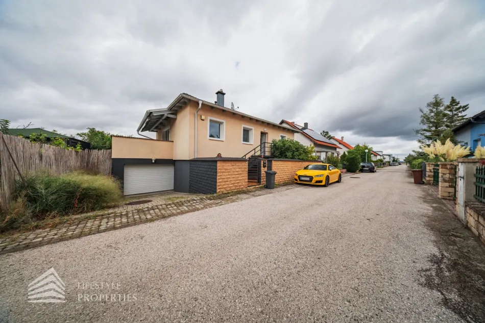 Mehr als ein Haus: stilvoll möbliertes Familiendomizil mit 42,1 m² Parkett-Wohnküche, Master-Suite & Wellness-Garten – nahe Wien - Bild