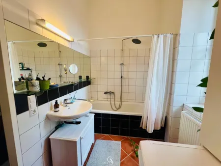 Bad mit Badewanne & Fenster