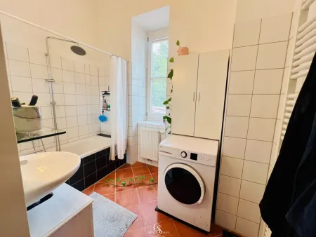Bad mit Badewanne & Fenster
