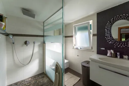 Bad mit Dusche und WC OG