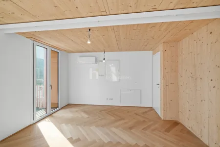 Wohnungsbeispiel – Raum mit Holzdecke