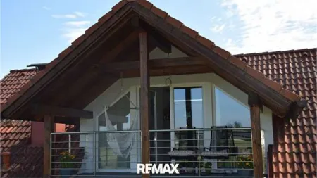 Überdachter und breiter Balkon