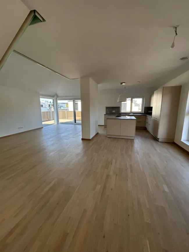 ERSTBEZUG - Helle 4 Zimmer Balkonwohnung (Maisonette) mit Galerie und 2 Garagenplätzen - Bild