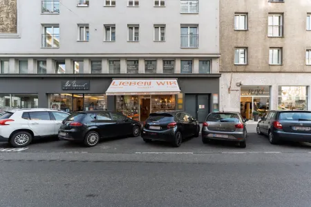 Außenansicht: Erdgeschoßzone mit Geschäftslokalen