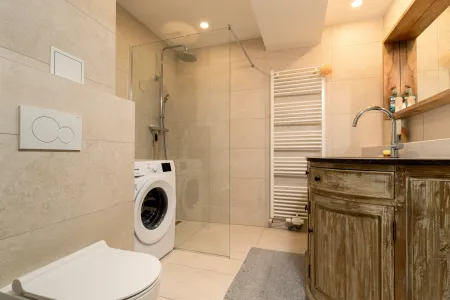 1. Stock: Badezimmer, Dusche