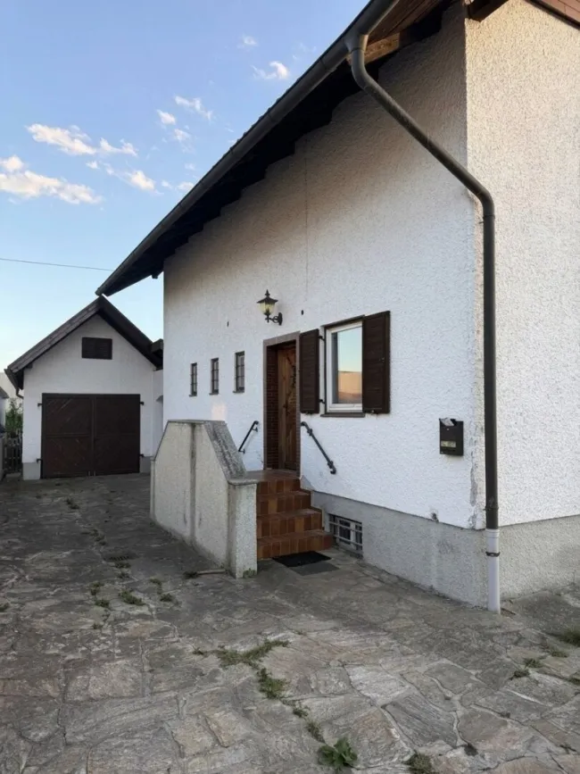 Renovierungsbedürftiges Haus in guter Lage - Bild
