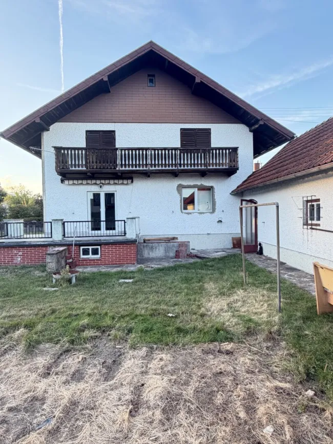 Renovierungsbedürftiges Haus in guter Lage - Bild