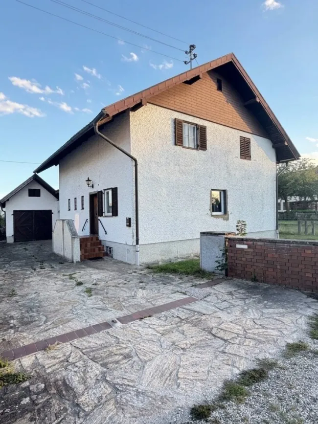 Renovierungsbedürftiges Haus in guter Lage - Titelbild