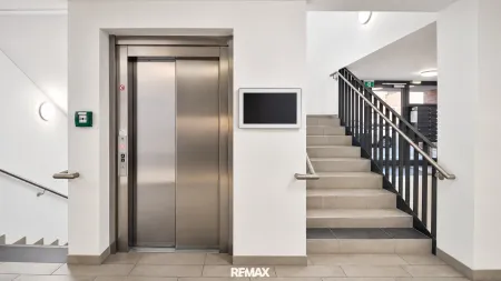 Stiegenaufgang mit Lift
