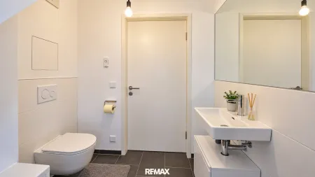 großes WC inkl. Abstellbereich