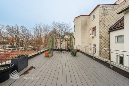 Vollsaniertes Haus mit 4 Einheiten und Rohdachboden, Nähe Sternwartepark