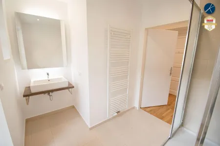 Bad mit Dusche und Ausgang auf die Loggia