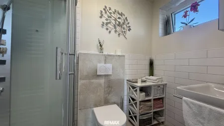 2. Badezimmer mit Dusche und WC