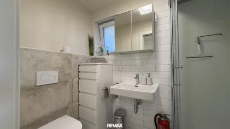 Badezimmer mit Dusche und WC und Fenster