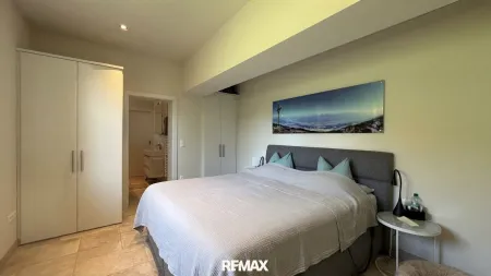 Schlafzimmer mit eigenem Badezimmer