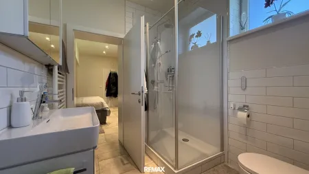 Badezimmer mit Dusche und Dusch-WC