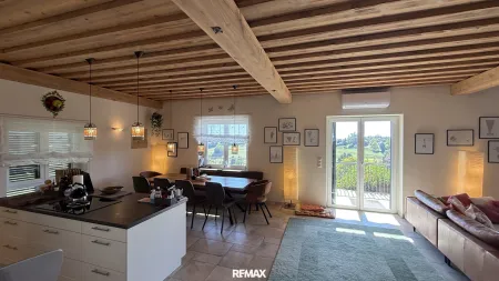 Wohnbereich mit Blick Richtung Balkon/Terrasse
