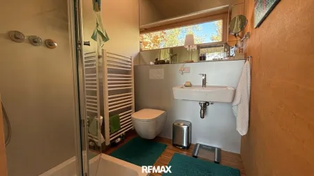 Badezimmer mit Dusche und WC und Fenster