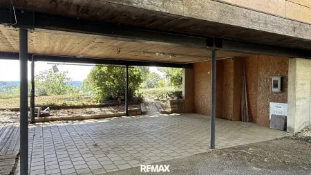 Carport mit Wallbox und Zugang zum Kellerraum ca. 30m²