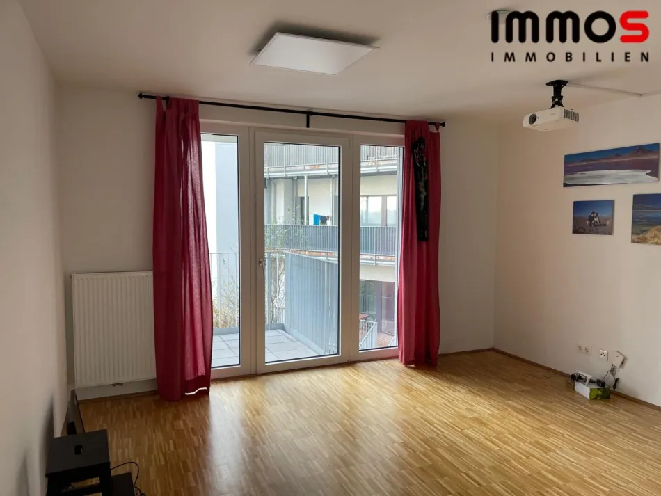 Wohnzimmer mit Balkon