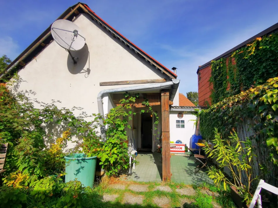 Nach kleineren Renovierungsarbeiten bewohnbares Häuschen mit kleinem Garten in ruhiger Seitengasse - Titelbild