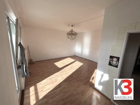 K3 - Gelegenheit: 2 ZIMMER WOHNUNG MIT POTENTIAL.Große Loggia. Ideal auch für eine Vermietung. Sehr gute Lage.