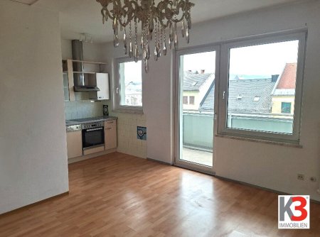 K3 - Gelegenheit: 2 ZIMMER WOHNUNG MIT POTENTIAL.Große Loggia. Ideal auch für eine Vermietung. Sehr gute Lage.