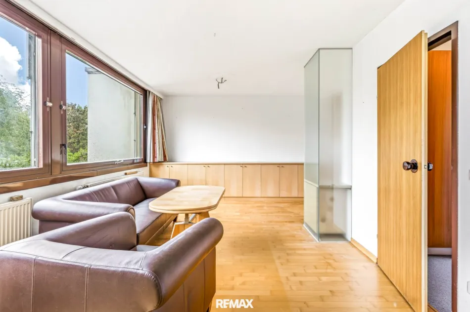 Ihr Traum vom Haus mit Pool: Zweistöckiges Reihenhaus in ruhiger und gut angebundener Lage - Bild