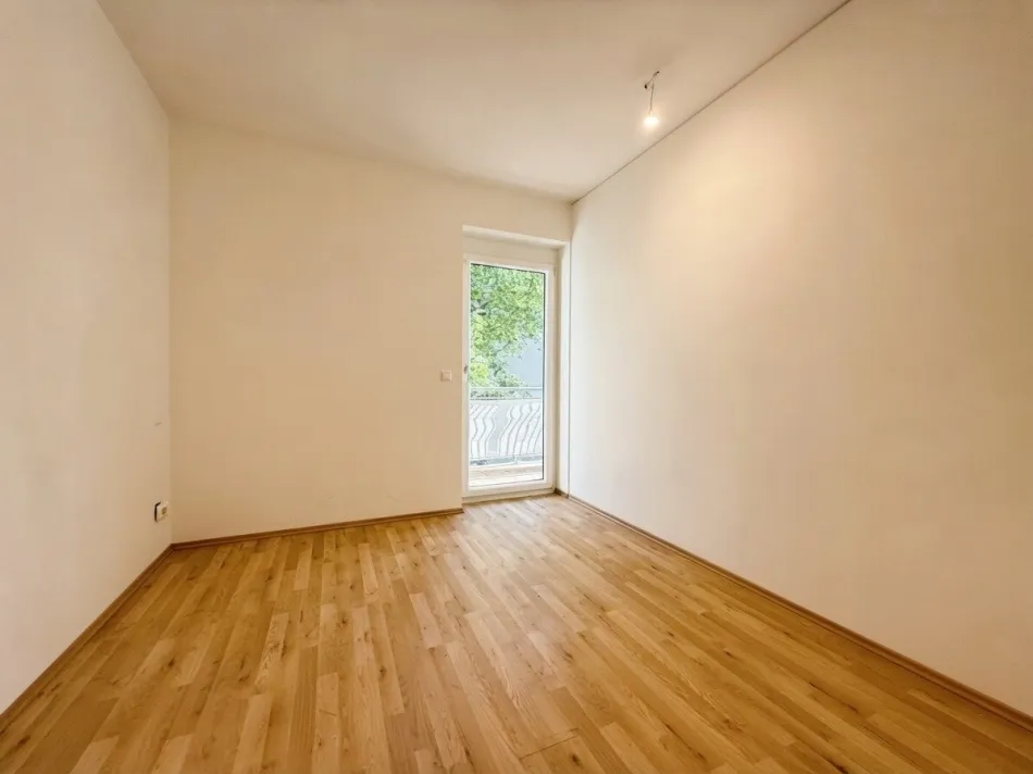 2-Zimmer-Wohnung mit großzügigem Balkon & Blick ins Grüne - Titelbild