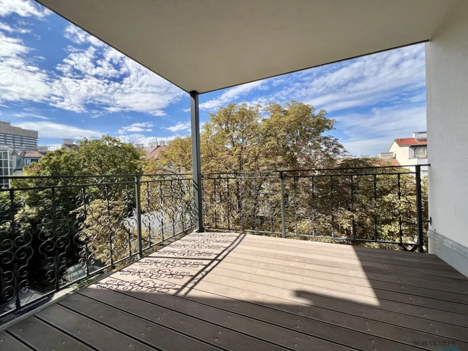Exklusive 3-Zimmer-Dachgeschoss-Oase mit sonnigem Balkon & grünem Innenhof - Titelbild