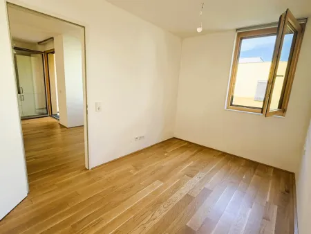 Schlafzimmer mti Blick ins Wohnzimmer