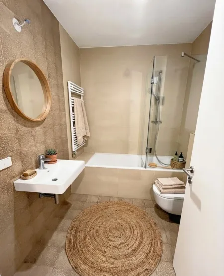 Wannenbad mit Toilette (Accessoires KI)