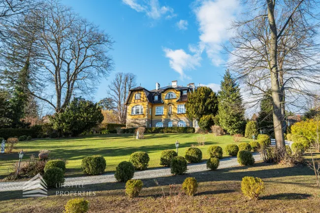 Historische Villa mit wunderschönem Garten im Wienerwald - Titelbild
