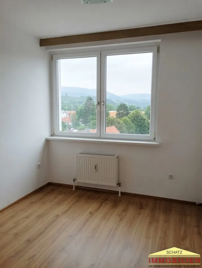 Helle, gepflegte Mietwohnung mit Lift und herrlichem Fernblick über Berndorf - Bild