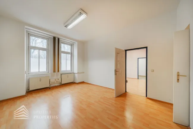 Geräumiges 3-Zimmer Büro mit großen Lagerräumen und eigener Einfahrt, Nähe Landstraße - Bild