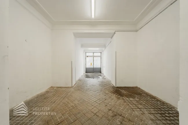 Geräumiges 3-Zimmer Büro mit großen Lagerräumen und eigener Einfahrt, Nähe Landstraße - Titelbild