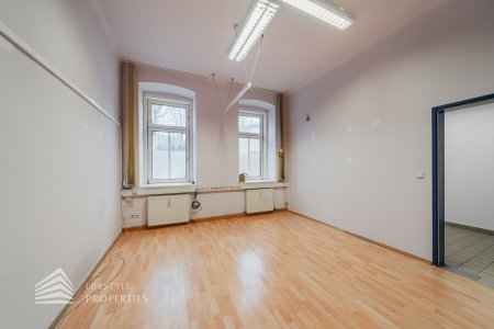 Geräumiges 3-Zimmer Büro mit großen Lagerräumen und eigener Einfahrt, Nähe Landstraße