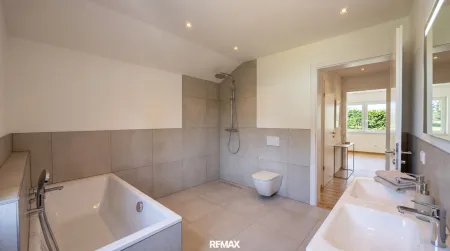 Badezimmer mit Dusche OG