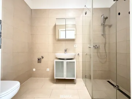 Badezimmer mit Dusche und WC