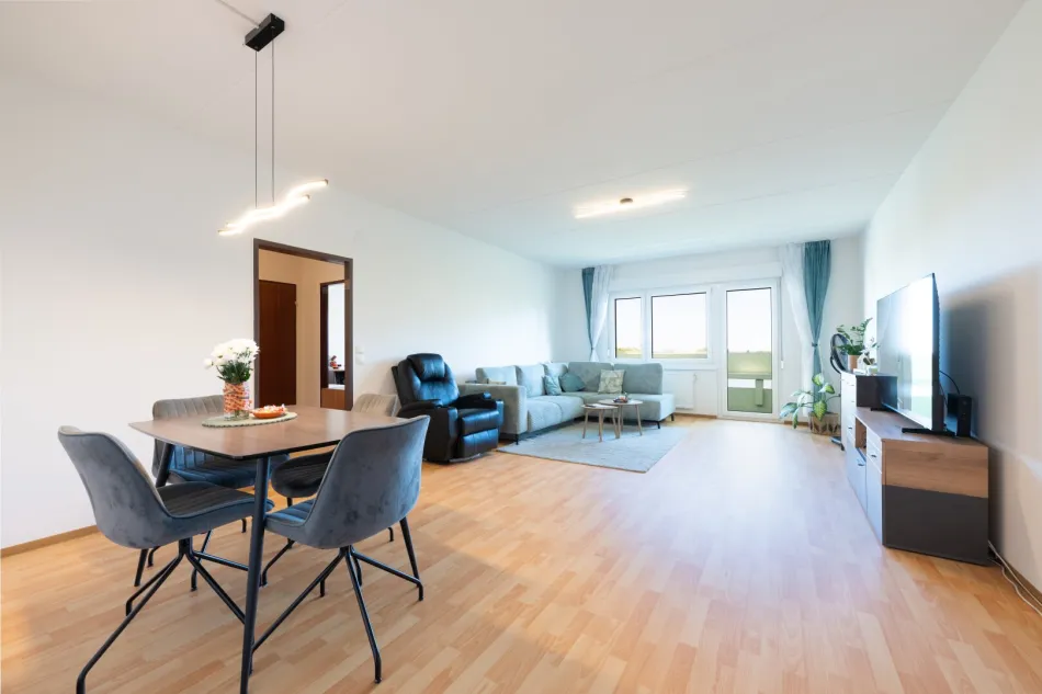 Großzügige Familienwohnung mit viel Außenfläche und Blick ins Grüne - Bild
