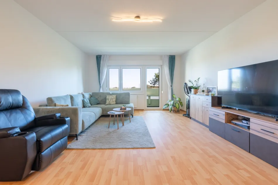 Großzügige Familienwohnung mit viel Außenfläche und Blick ins Grüne - Bild