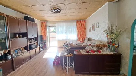 Wohnzimmer mit Zugang zur Terrasse