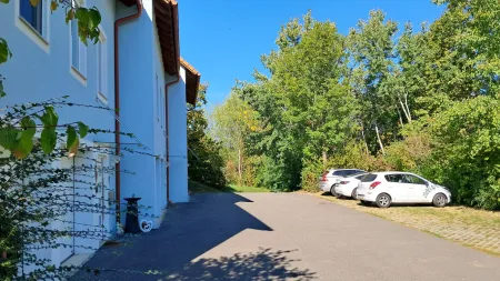 Einfahrt zum Haus und Parkplätze