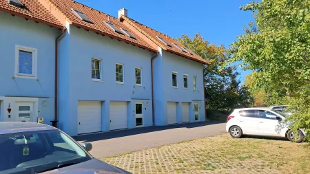 Eingangsbereich und Garageneinfahrt