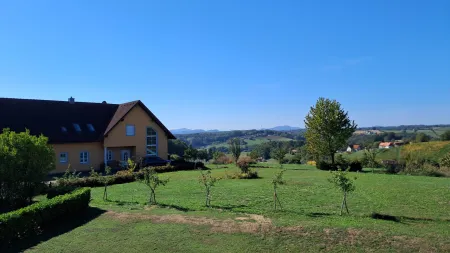 Aussicht vom Balkon mit freiem Blick in die umliegenden Berg- und Weinlandschaft
