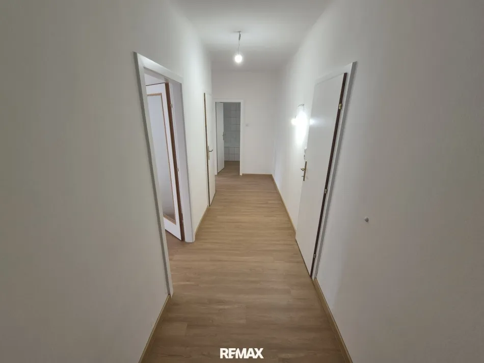Komplett sanierte und helle 2-Zimmer-Wohnung mit Lift nur 5 Minuten zu Fuß zu U-Bahn und Schnellbahn! - Bild