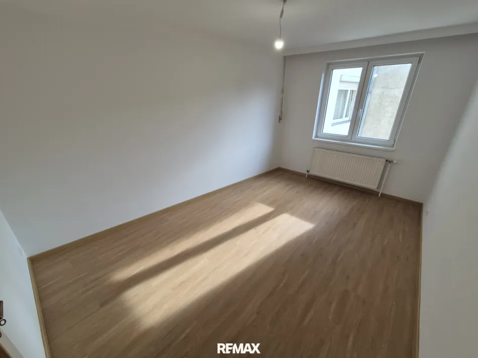 Komplett sanierte und helle 2-Zimmer-Wohnung mit Lift nur 5 Minuten zu Fuß zu U-Bahn und Schnellbahn! - Titelbild