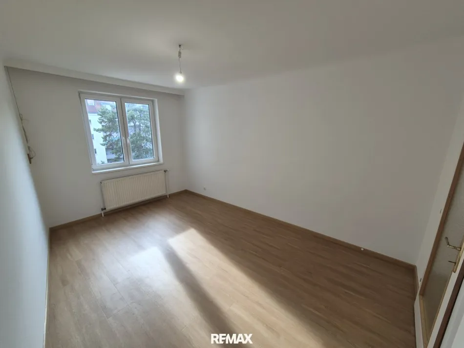 Komplett sanierte und helle 2-Zimmer-Wohnung mit Lift nur 5 Minuten zu Fuß zu U-Bahn und Schnellbahn! - Bild